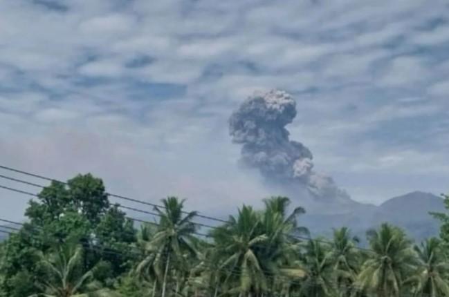 Gunung Dukono Meletus, Semburkan Abu Vulkanik Setinggi 1.200 Meter ke Langit Halmahera Utara