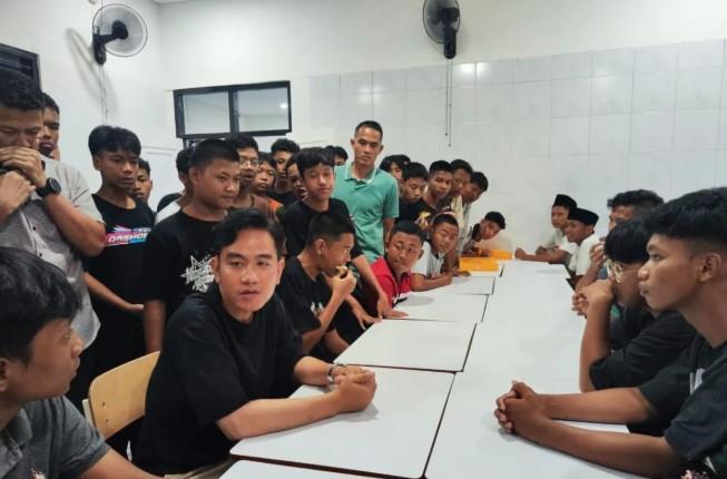Kunjungi Sekolah Rakyat di Solo, Wapres Gibran Fasilitasi Siswa Lakukan Video Call dengan Orang Tua