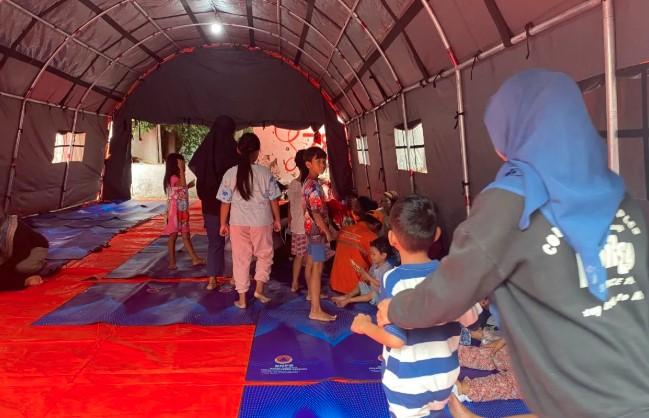 Sudinsos dan BPBD Jakarta Selatan Salurkan Bantuan ke Penyintas Kebakaran di Tebet