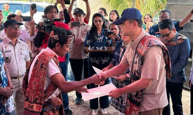 Mentrans Serahkan 400 Sertifikat kepada Transmigran Sumba Timur, Siapkan Tim Peneliti dan Dukung Pusat Ekonomi Baru