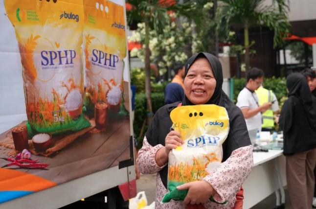 PalmCo Salurkan 7,5 Ton Beras SPHP di Enam Titik Awal, Targetkan 150 Titik Distribusi di Sumatera dan Kalimantan