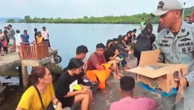 KN Gajah Laut Dikerahkan Bakamla Evakuasi Penumpang KM Barcelona yang Terbakar di Perairan Talise