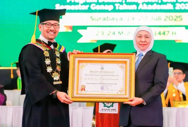 Gubernur Khofifah Terima Penghargaan Tokoh Pendidikan Islam Jatim, Dorong Islamic Finance dan Industri Halal