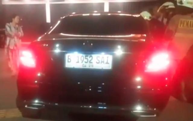 Pria Ditemukan Tak Sadarkan Diri di Mobil Menyala di Matraman, Diduga Nyaris Terpapar Asap