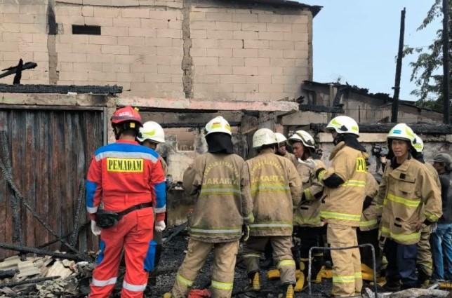 Kebakaran di Muara Baru Tewaskan Satu Korban, Enam Kios dan Satu Rumah Ludes Terbakar