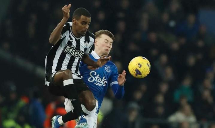 Pelatih Newcastle Pastikan Alexander Isak Tak Akan Dijual Meski Diminati Liverpool dan Arsenal