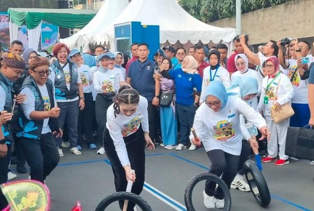 Selvi Ananda Ajak Anak-anak Kembali Main Tradisional: Bekel, Engklek, dan Petak Umpet di CFD Hari Anak Nasional