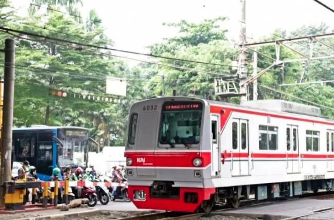 KRL Basoetta Alami Gangguan Usai Tertemper Orang di Antara Stasiun Karet dan Tanah Abang