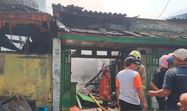 Kebakaran Hebat Landa Permukiman Padat di Tambora, Warga Panik Berhamburan