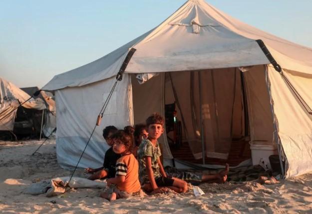 Anak-Anak Gaza Tumbuh di Tengah Tenda Pengungsian dan Gelombang Panas