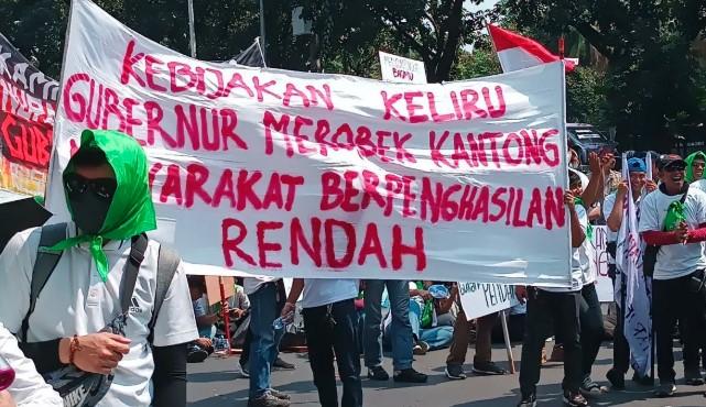 Warga Rusun dan Apartemen Demo di Balai Kota Jakarta, Tuntut Penurunan Tarif Air Bersih