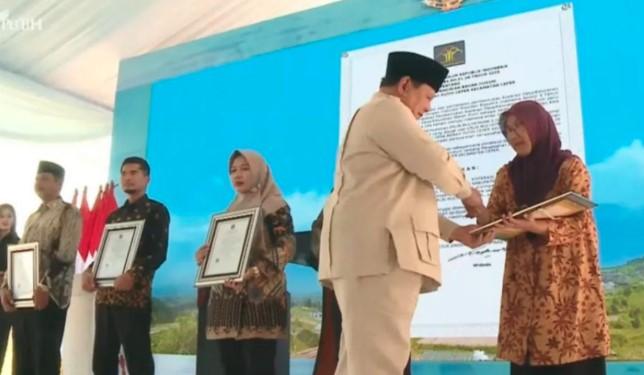 Presiden Prabowo Serahkan SK Koperasi Merah Putih, 80.081 Unit Telah Berbadan Hukum di Seluruh Indonesia