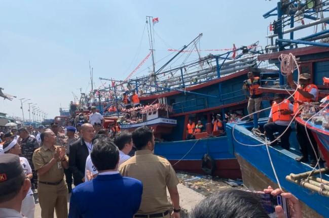 Polres Kawal Ketat Tradisi Sedekah Laut "Nadran 2025" di Muara Angke, 5 Kapal Diarahkan ke Tengah Laut