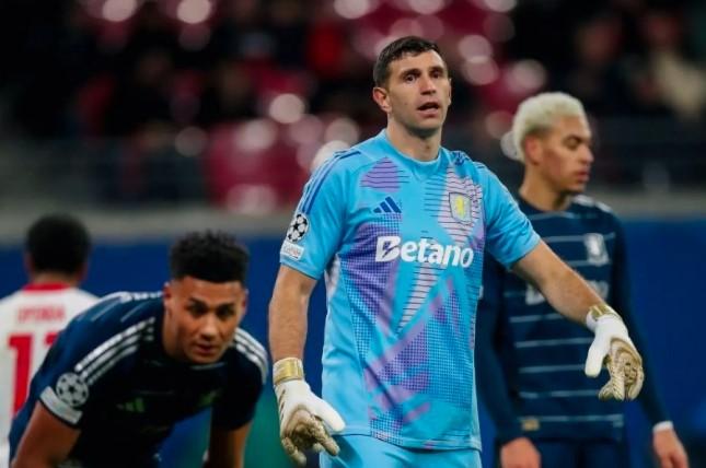 Manchester United Incar Emiliano Martinez dari Aston Villa, Andre Onana Cedera di Awal Musim