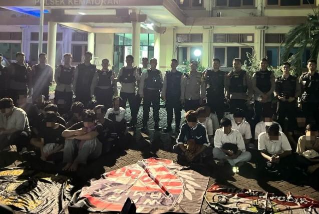 Polisi Klarifikasi Konvoi Pemuda dengan Kembang Api di Taman Mini Jakarta Timur: Bukan Tawuran, Melainkan Tradisi Warga Baru
