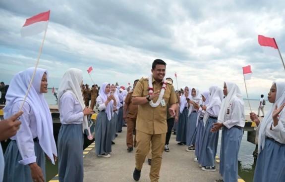 Gubernur Bobby Nasution Janjikan Pembangunan Puskesmas, Jalan, dan Pelabuhan di Pulau Kampai Langkat