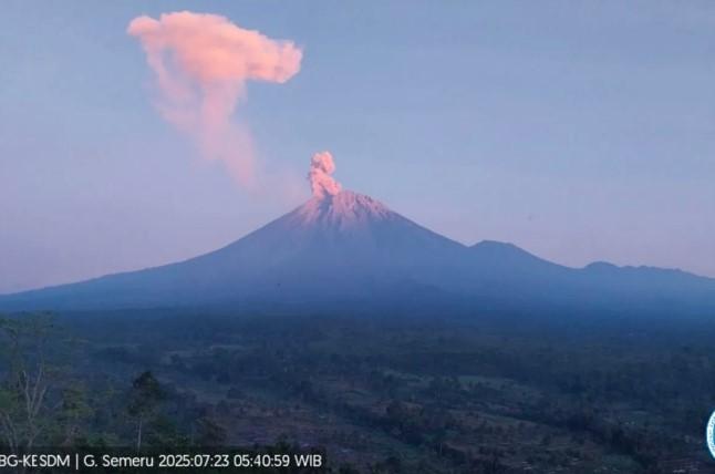Gunung Semeru Alami Lima Kali Erupsi Pagi Ini, PVMBG Imbau Warga Jauhi Besuk Kobokan