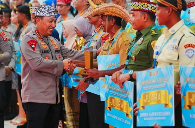 Kapolri Serahkan Penghargaan Lomba “Polri untuk Masyarakat” dalam Rangka Hari Bhayangkara ke-79