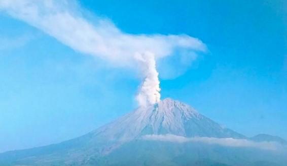 Gunung Semeru Erupsi Setinggi 1.000 Meter, Warga Diminta Jauhi Besuk Kobokan dan Kawah