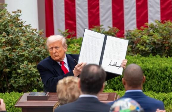 Studi Terbaru Ungkap Tarif Era Trump Lebih Banyak Dibebankan kepada Konsumen dan Perusahaan AS