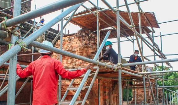 Arkeolog Kamboja Pugar Menara Rusak di Kuil Pre Rup, Target Selesai Akhir 2025