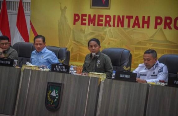 Menhut Pastikan Tambahan Armada dan Pasukan Tekan Titik Api Karhutla di Riau hingga Turun Drastis