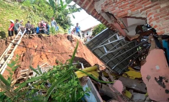 Ratusan Warga Masih Mengungsi Akibat Gerakan Tanah di Brebes, Puluhan Rumah Rusak Berat