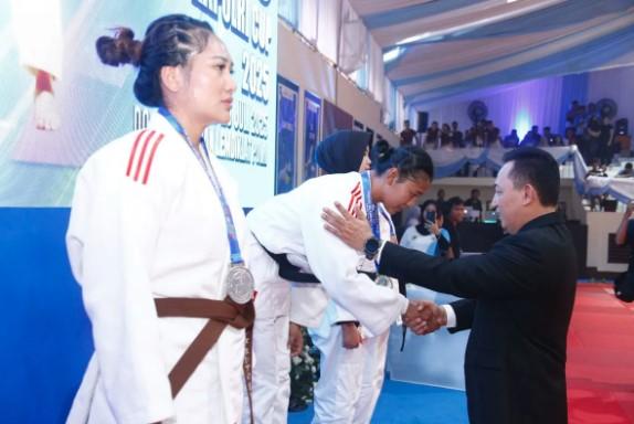 Atlet Judo Polri Bangga Terima Medali Langsung dari Kapolri dalam "Kapolri Cup 2025"