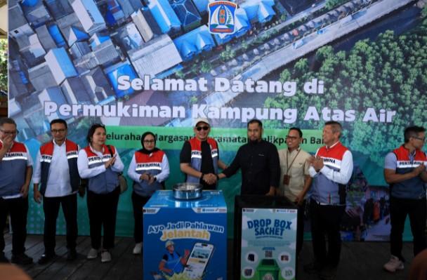 Sebar Energi di Hari Anak Nasional, Pertamina Bagikan Bantuan Paket Seragam Sekolah di Balikpapan