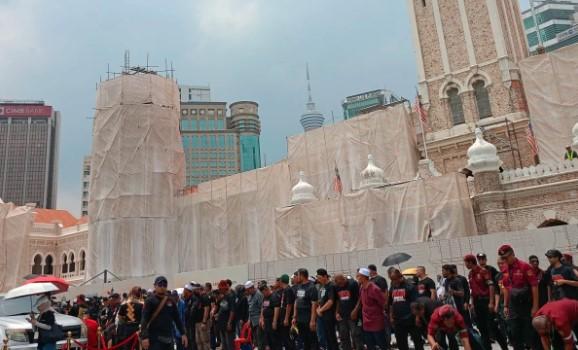 Ribuan Warga Malaysia Gelar Aksi "Turun Anwar" di Dataran Merdeka, Mahathir Mohamad Turut Hadir