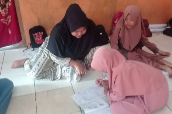 Madrasah di Pelosok Pandeglang 22 Tahun Tanpa Meja dan Kursi, Guru Tetap Semangat Cerdaskan Anak Bangsa
