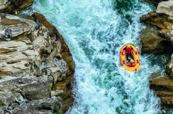 Guizhou Jadi Destinasi Wisata Alam Ekstrem, Dari Arung Jeram Hingga Ayunan di Tepi Sinkhole Raksasa