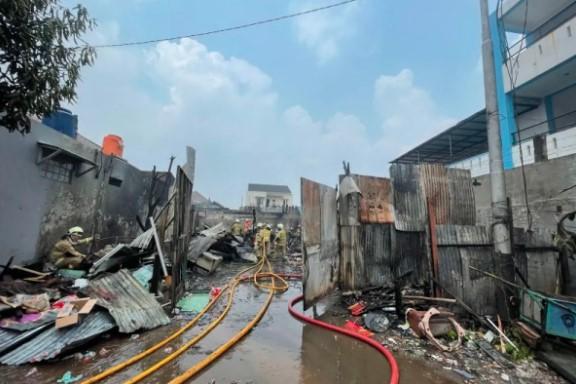 Kebakaran Lapak Barang Bekas di Jagakarsa Tewaskan Satu Orang, Kerugian Capai Rp100 Juta