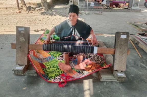 Bupati Lombok Tengah Dorong Pelestarian Budaya Nyesek lewat Festival Begawe Jelo Nyesek 2025