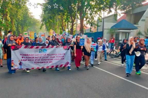 Pemkot Surabaya dan PKK Gelar Kampanye Stop Perkawinan Anak Saat CFD di Jalan Darmo