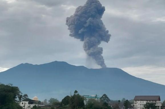 PGA Imbau Warga Lereng Gunung Marapi Waspadai Potensi Lahar Dingin dan Erupsi Susulan