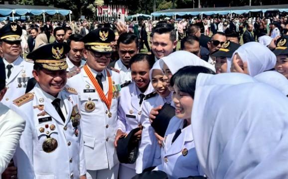 Mendagri Tito Lantik 1.110 Pamong Praja Muda IPDN, Suwandi Anak Tukang Bakso Jadi Lulusan Terbaik