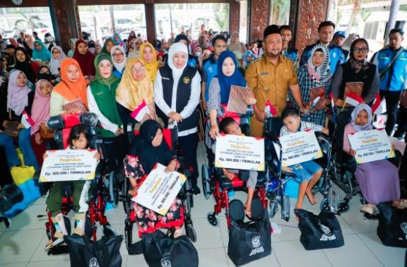 Gubernur Khofifah Salurkan Bansos Rp5,8 Miliar di Gresik, Imbau Warga Hindari Judi Online