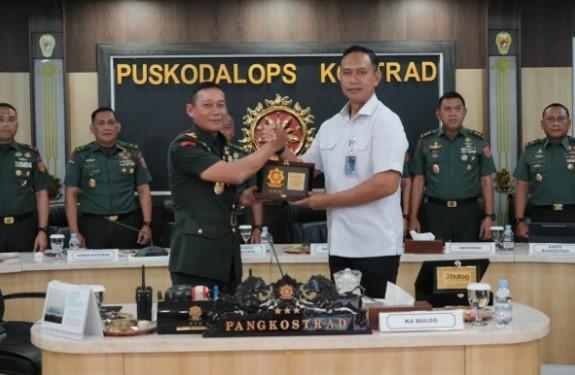 BULOG dan Kostrad TNI AD Perkuat Sinergi Nasional Lewat Gerakan Pangan Murah dan Penyaluran Beras SPHP