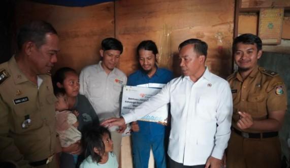 Menteri Wihaji Tinjau Keluarga Berisiko Stunting di Makassar, Salurkan Bantuan Sanitasi dan Gizi Lewat Program Genting