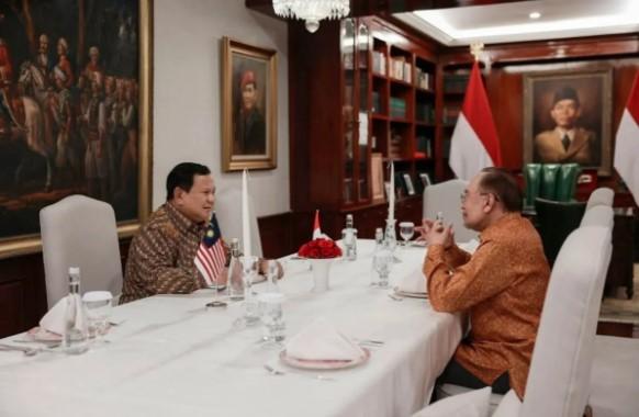 Presiden Prabowo Sambut PM Malaysia Anwar Ibrahim dengan Jamuan Makan Malam Jelang Konsultasi Tahunan ke-13
