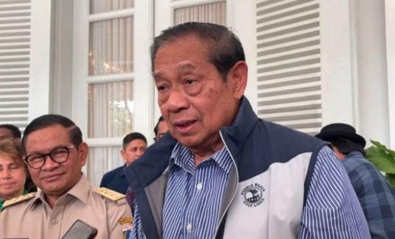 SBY Dampingi Pelukis Jerman Christopher Lehmpfuhl Lukis Monas dari Balai Kota Jakarta