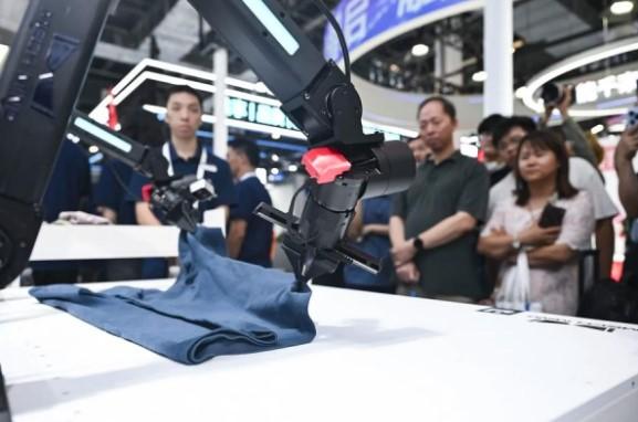 Konferensi AI Dunia 2025 di Shanghai Pamerkan Robot Lipat Pakaian dan Kacamata Pintar