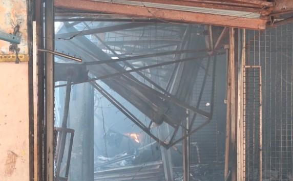 Api Belum Padam di Hari Ketiga Kebakaran Pasar Taman Puring, Kerugian Capai Rp30 Miliar