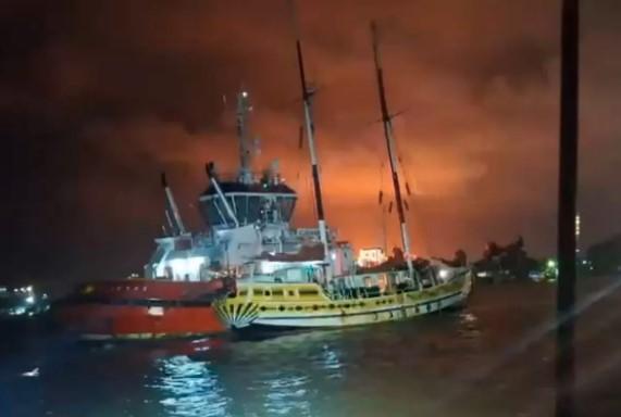 Tim SAR Evakuasi Lima Penumpang Kapal Yacht Arka Kinari yang Alami Mati Mesin di Perairan Nusakambangan