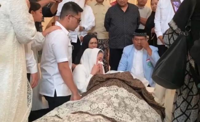Tangis Istri Iringi Kepergian Suryadharma Ali, Jenazah Disemayamkan di Cipinang Cempedak