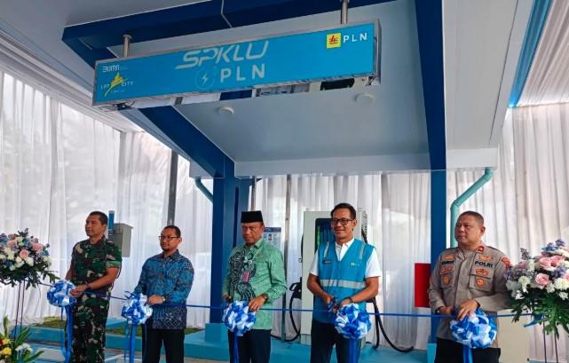 PLN Resmikan SPKLU di Stasiun LRT Ciracas, Targetkan 1.000 Unit Baru untuk Dukung Transisi Energi Bersih