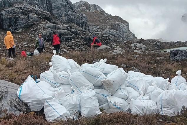 PTFI dan Taman Nasional Lorentz Bersihkan 600 Kg Sampah dari Jalur Pendakian Carstensz