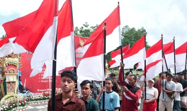 Kemendagri Bagikan 10 Juta Bendera Merah Putih di Bali, Bangkitkan Semangat Kemerdekaan Jelang HUT RI ke-80