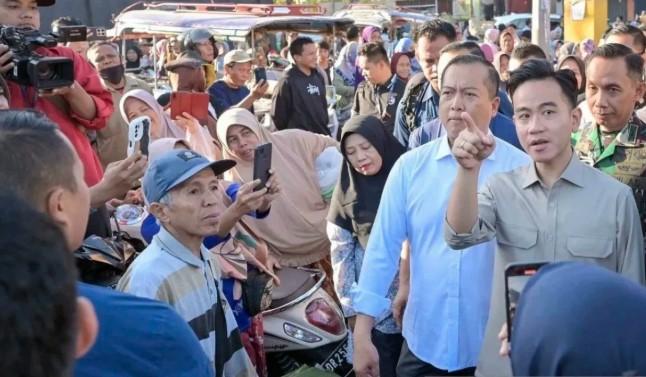 Kunjungi Pasar Kebon Roek di Mataram, Wapres Gibran Borong Produk Lokal dan Dapat Sambutan Hangat Pedagang